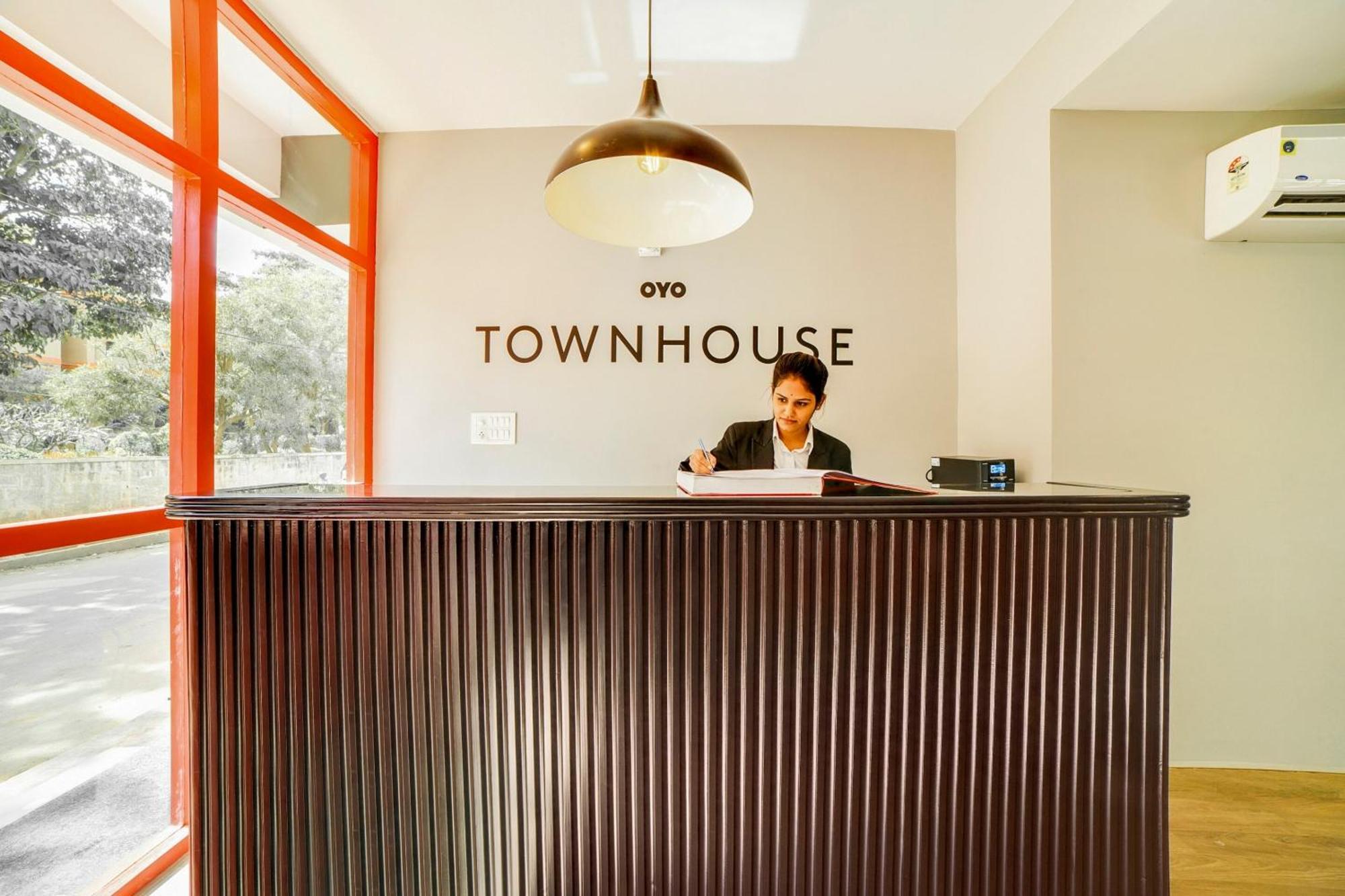 Townhouse Sarvar Hospitality Near Ascendas Park Square Mall Бангалор Экстерьер фото